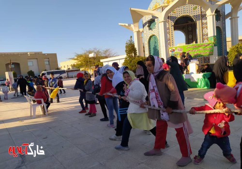 گروهی از دانش آموزان و معلمین و اولیاء به مناسبت ولادت حضرت فاطمه زهرا (س) اقدام به برپایی ایستگاه صلواتی کردند