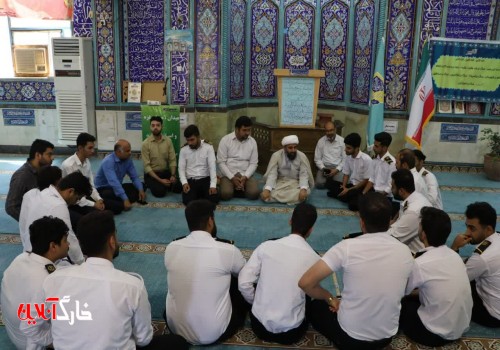 امام جمعه خارگ پای مطالبات دانشجویان در نماز جمعه این هفته نشست = گزارش تصویری