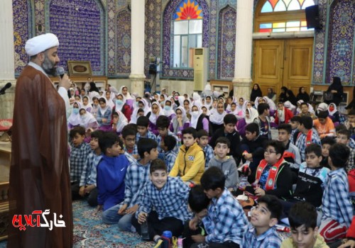 در چهارمین روز از نکوداشت هفته فرهنگی خارگ مراسم معنوی محفل انس با قرآن با حضورپرشور دانش آموزان و مردم جزیره برگزار گردید.